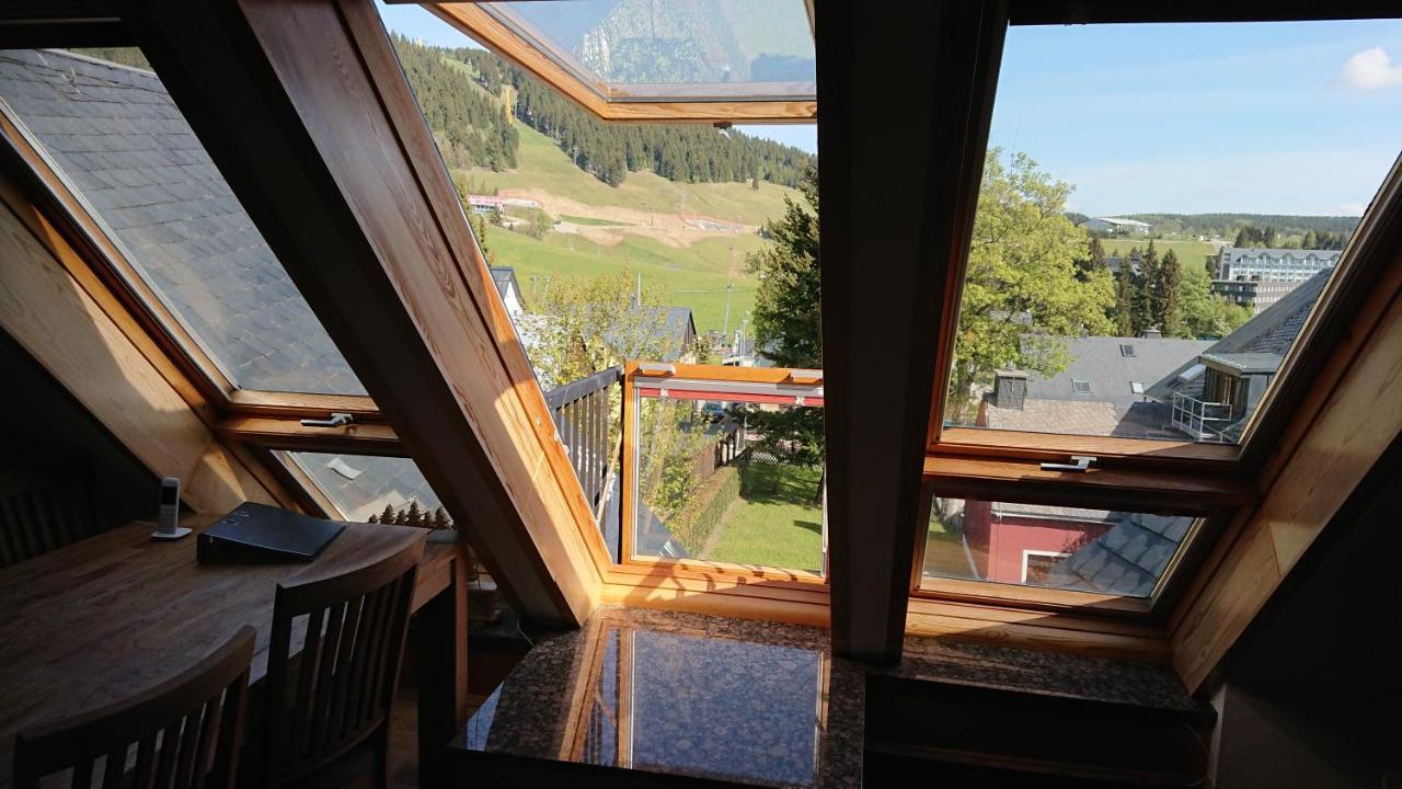 Dachspitze Mit Tiefgaragenstellplatz Und Skiraum